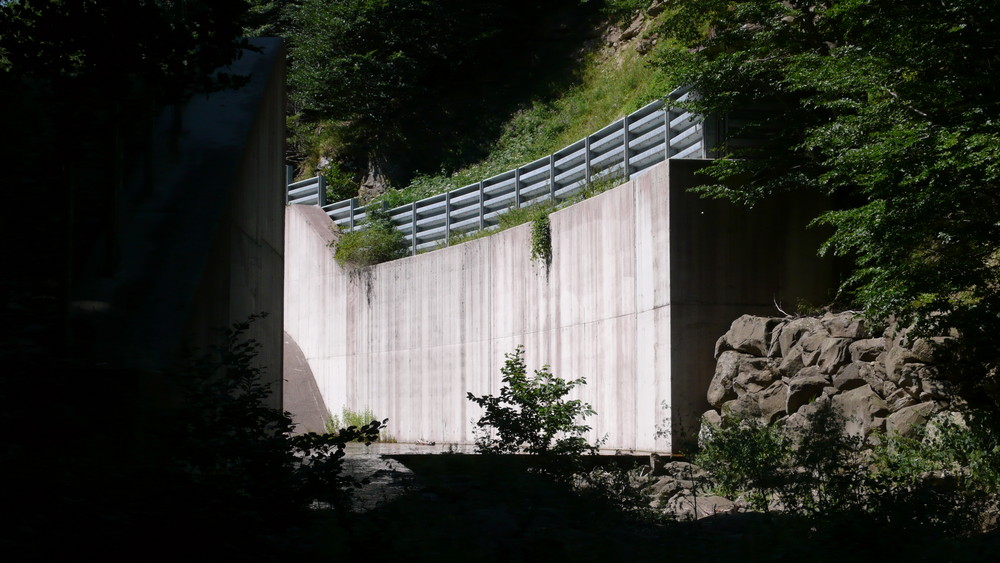 Ablauf eines Stausees direkt oberhalb des Wanderwegs