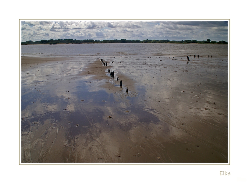 Ablaufendes Wasser an der Elbe