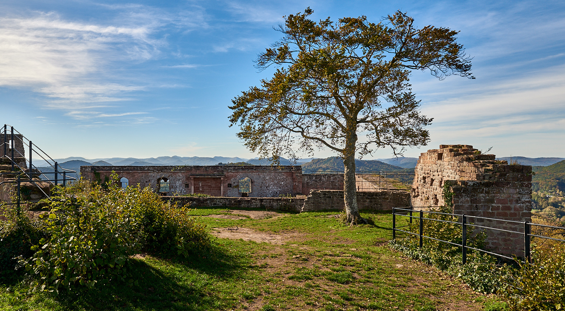 Abmarsch, ein letztes Foto von der Ruine Lindelbrunn, unser nächstes Ziel... 