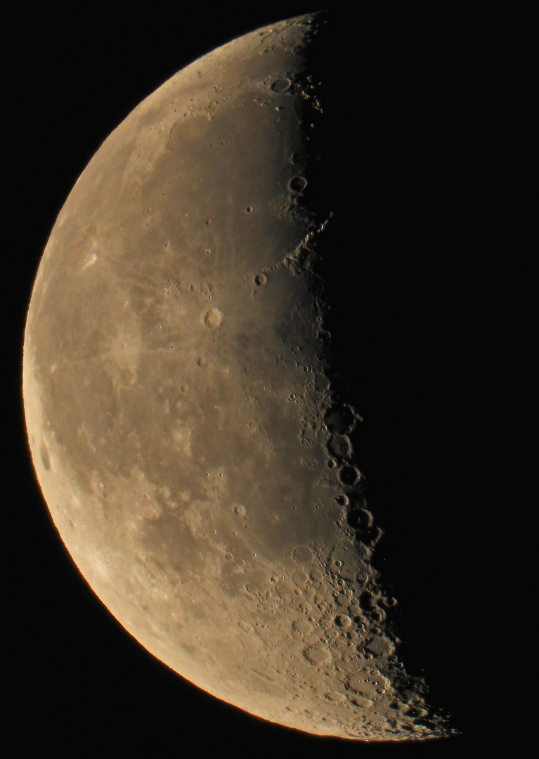 Abnehmender Mond einen Tag nach Halbmond...