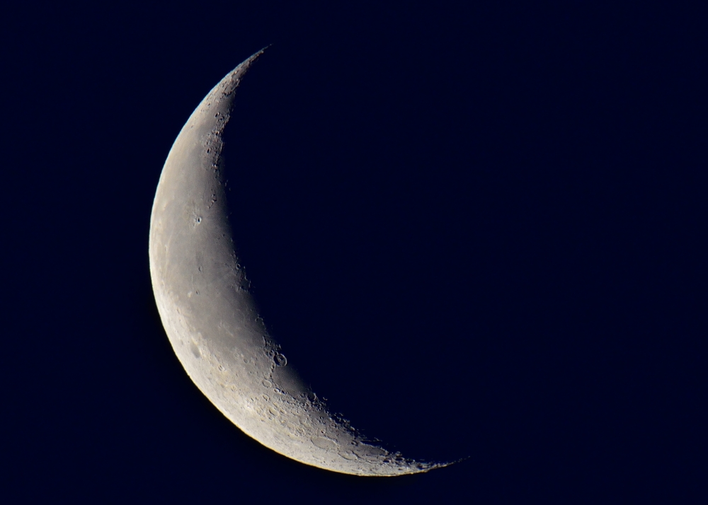 Abnehmender Mond in der Morgendämmerung