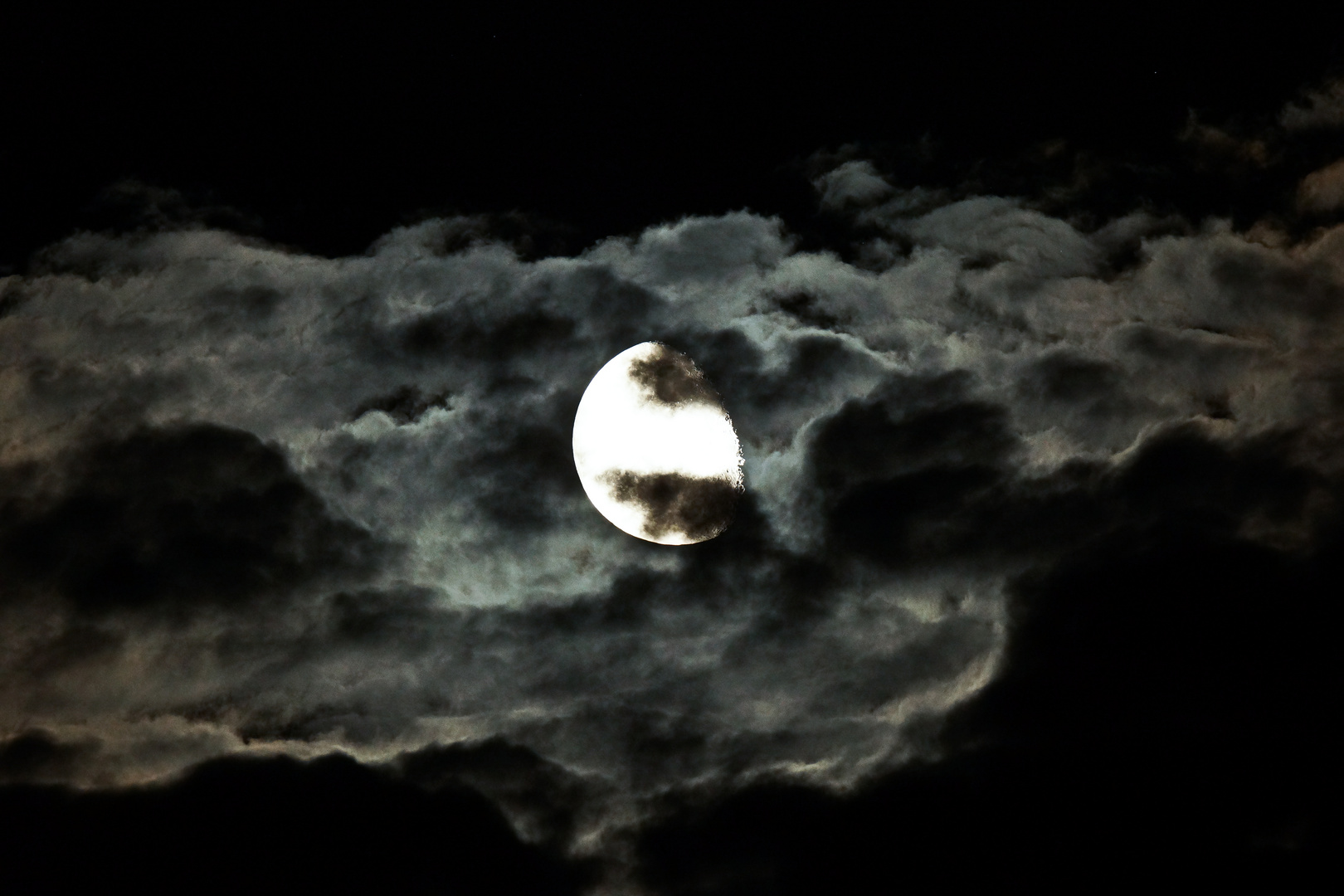 Abnehmender Mond inmitten von Wolken Foto & Bild mondaufnahmen
