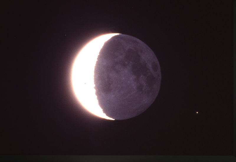 abnehmender Mond mit Erdschein und Sternen