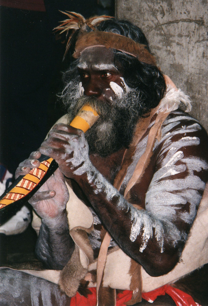 Aboriginal mit Didgeridoo