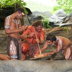 Aborigines entfachen Feuer ohne Streichhölzer ohne Feuerzeug