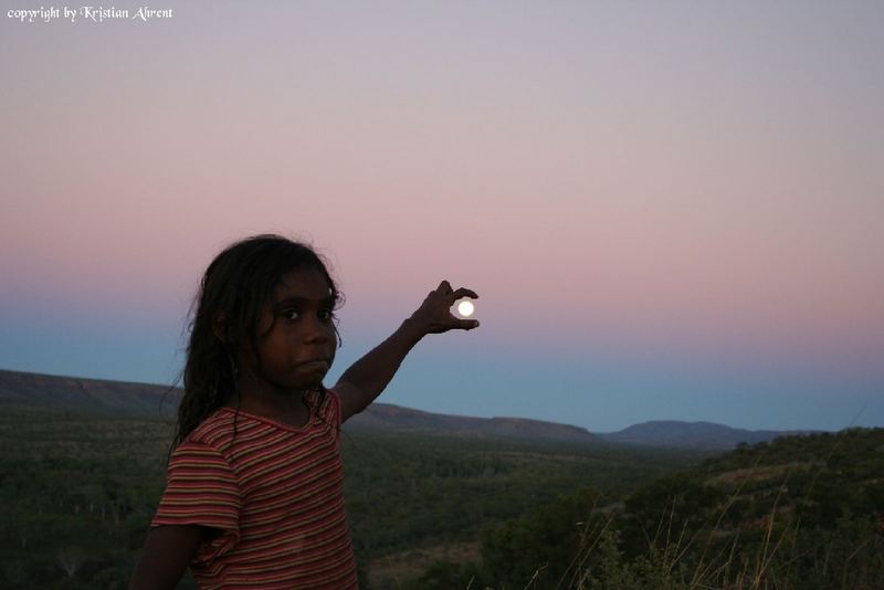 Aborigines Kind mit dem Mond in der Hand