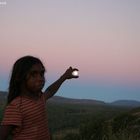 Aborigines Kind mit dem Mond in der Hand