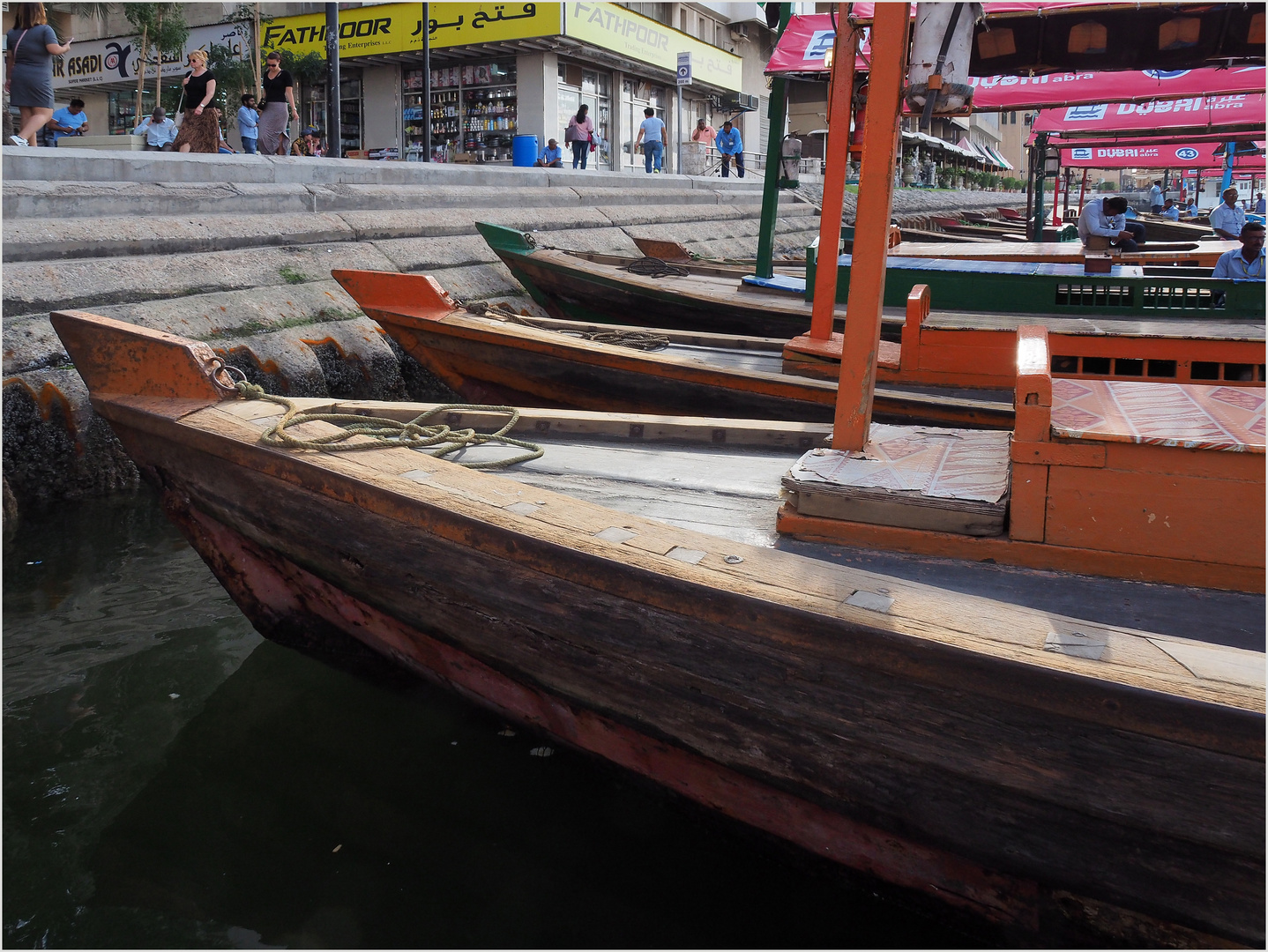 Abras à quai au bord du Khor Dubaï