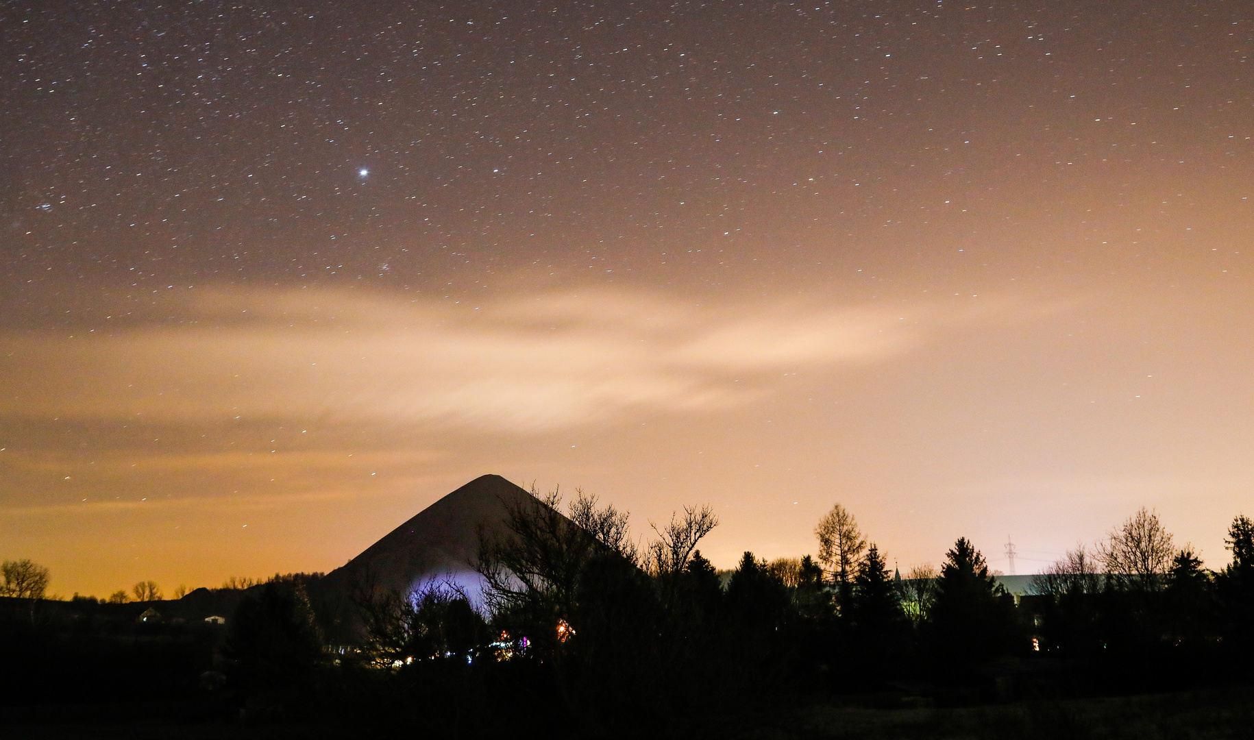 Abraumhalde in der Nacht