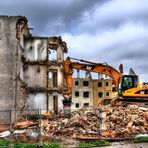 Abriss Arbeiten mit dem Bagger in Gustavsburg