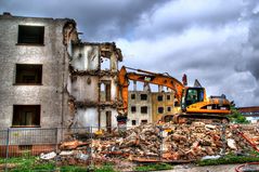 Abriss Arbeiten mit dem Bagger in Gustavsburg