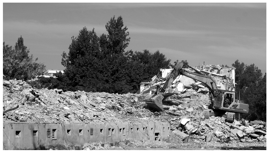 ... Abriss-Bagger auf Schuttberg ...