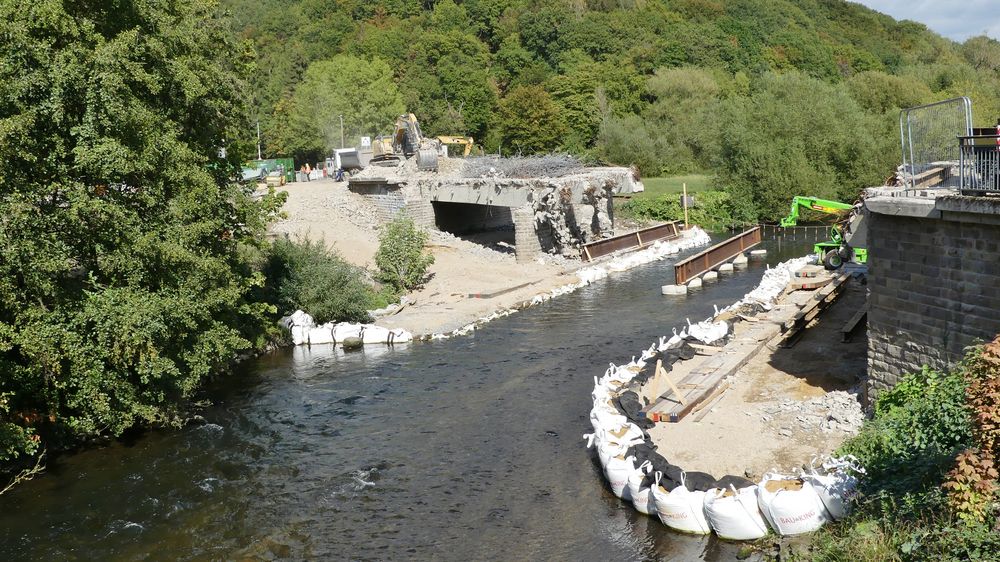 Abriß einer maroden Wupperbrücke in Leichlingen