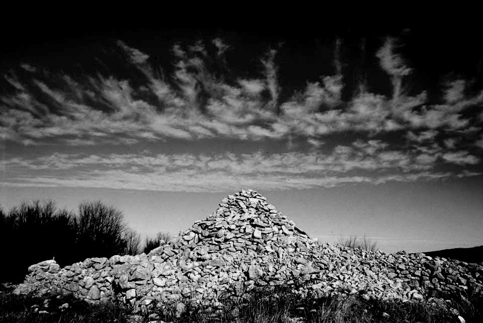 ABRUZZO - PARCO NAZIONALE DELLA MAJELLA - CAPANNA PASTORALE CON PIETRE A SECCO