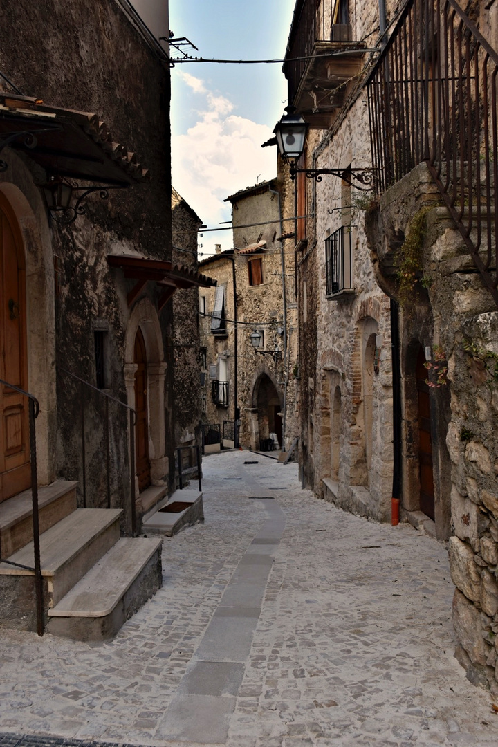 Abruzzo Per Vicoli Del Borgo Di Pacentro ( AQ )