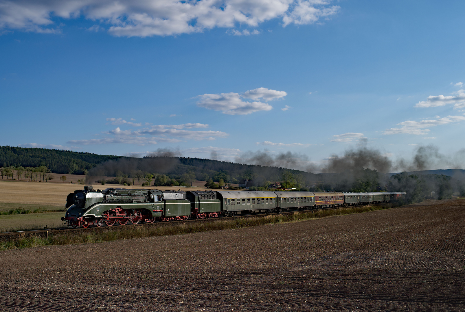 Abschied 18 201 und ein Schnellzug im Werratal