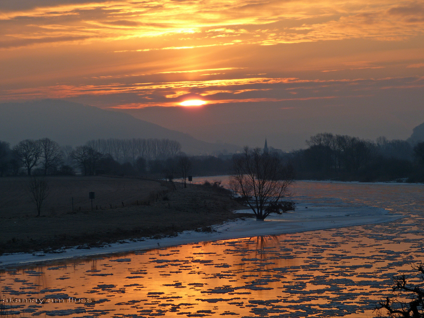 Abschied vom Eiswinter - prachtvoller Sonnenaufgang an der Weser