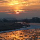 Abschied vom Eiswinter - prachtvoller Sonnenaufgang an der Weser