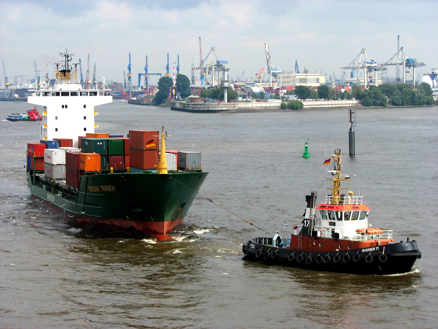 "Abschleppdienst" im Hafen Hamburg