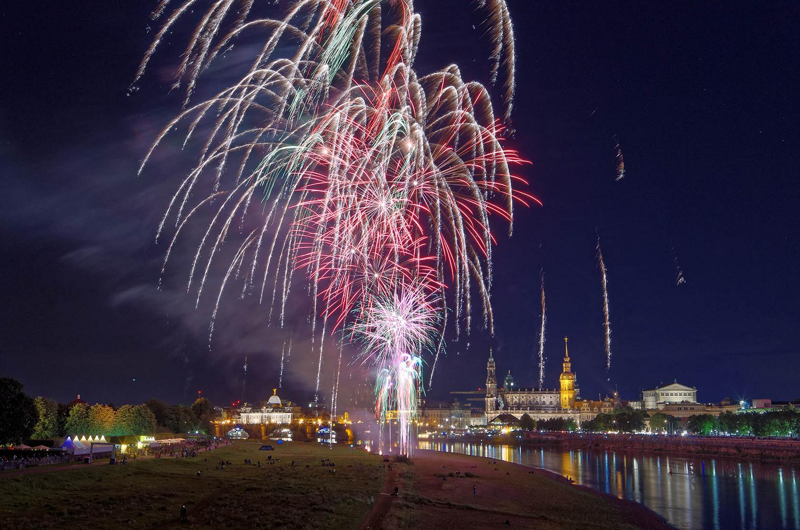 Abschlussfeuerwerk des diesjährigen Stadtfestes in Dresden