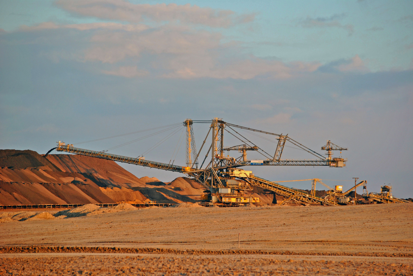 Absetzer 1107 bei der Hochschüttung Tgb.Welzow