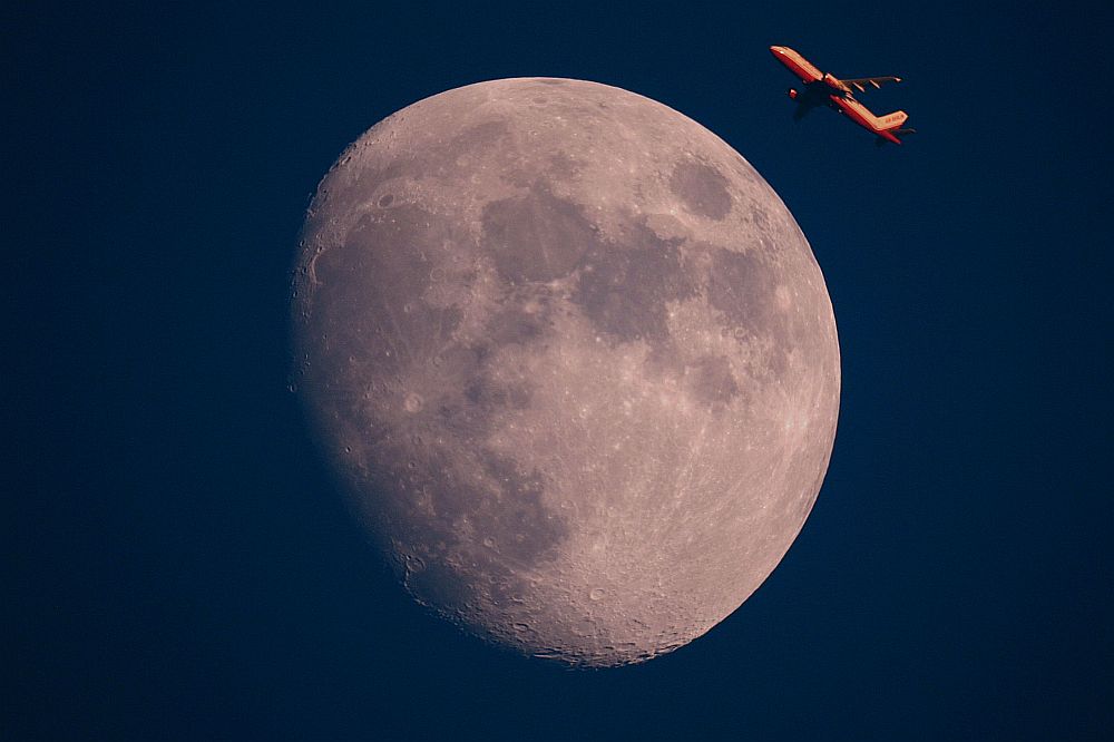 Absoluter Zufall: 2x Flugzeug neben dem Mond