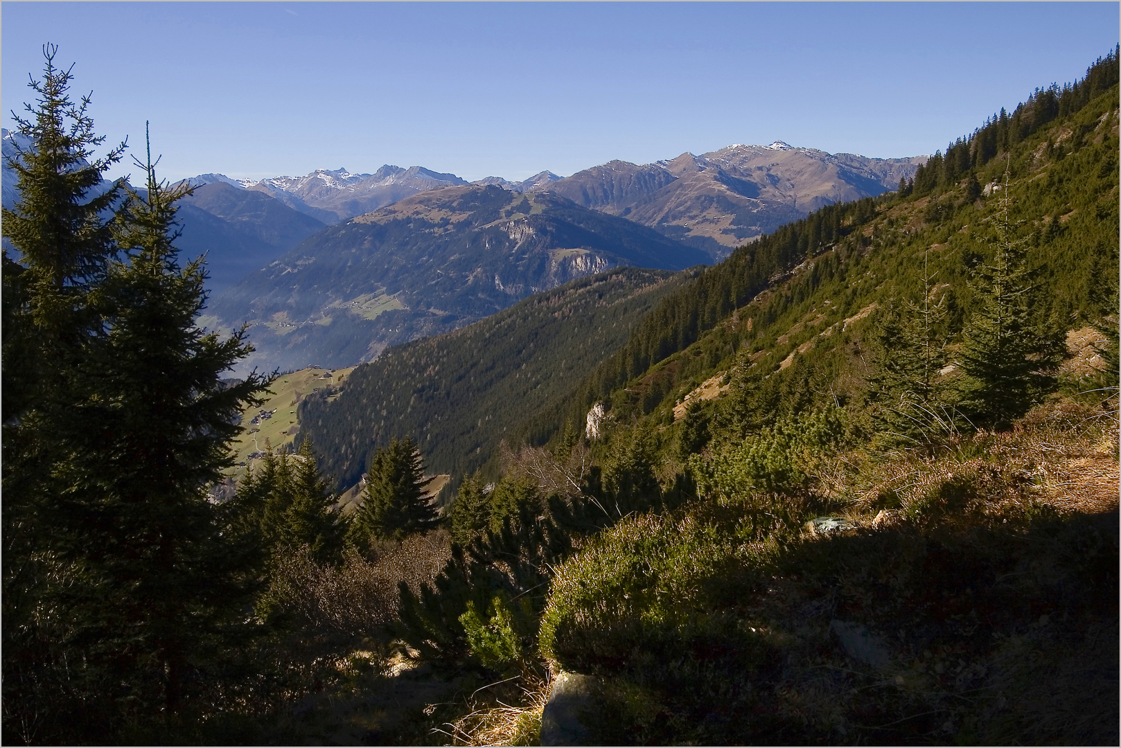 Abstieg vom Kolmhaus und Blick nach Westen