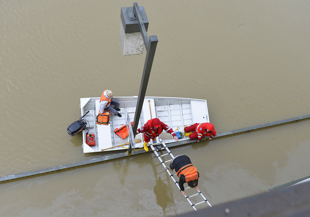 Abstieg zum Rettungsboot bei Hochwasser