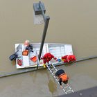 Abstieg zum Rettungsboot bei Hochwasser