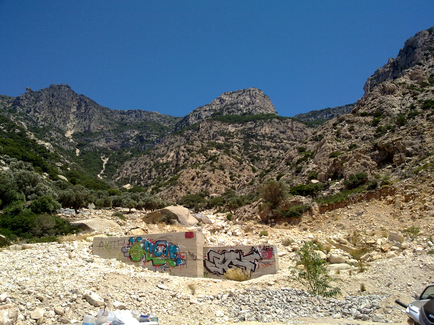 Abstieg zum Seychellenstrand auf Ikaria