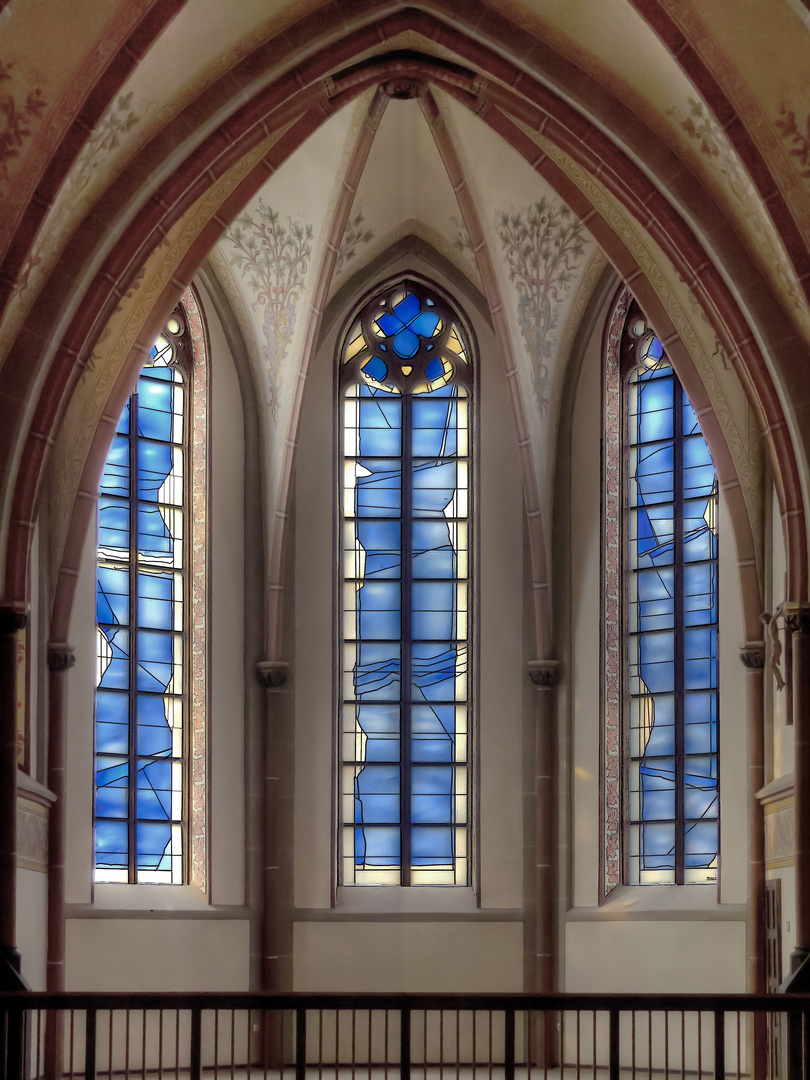 abstrakte Kirchenfenster in St. Cyriakus, Krefeld-Hüls, Vers 2 (HDR mit 3 Fotos)