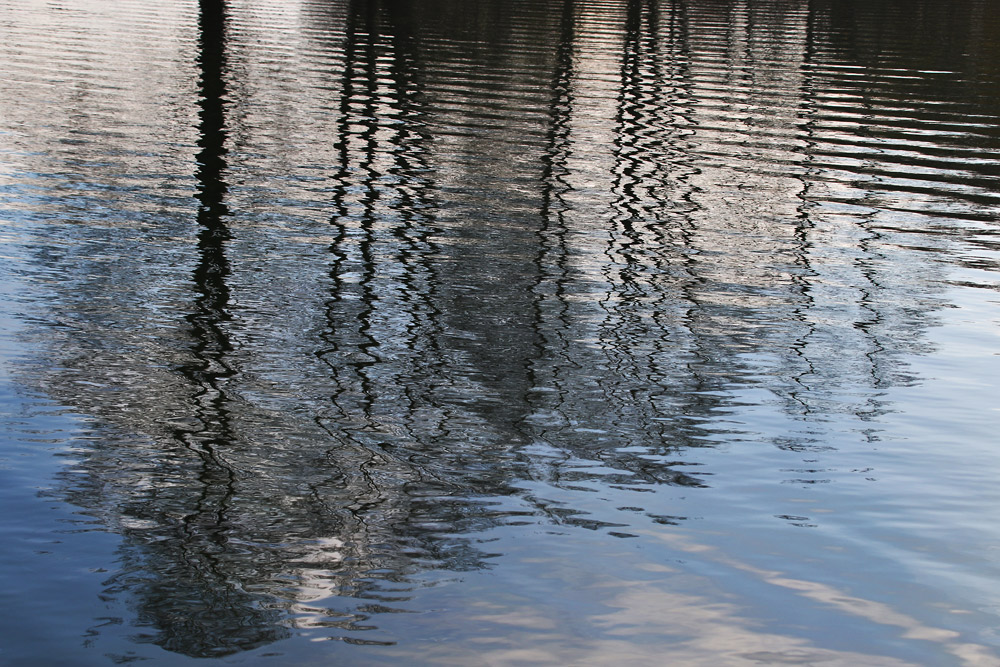 abstrakte Naturspiegelung auf der Wasseroberfläche