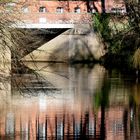 Abstrakte Spiegelung im Wasser