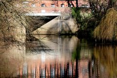 Abstrakte Spiegelung im Wasser