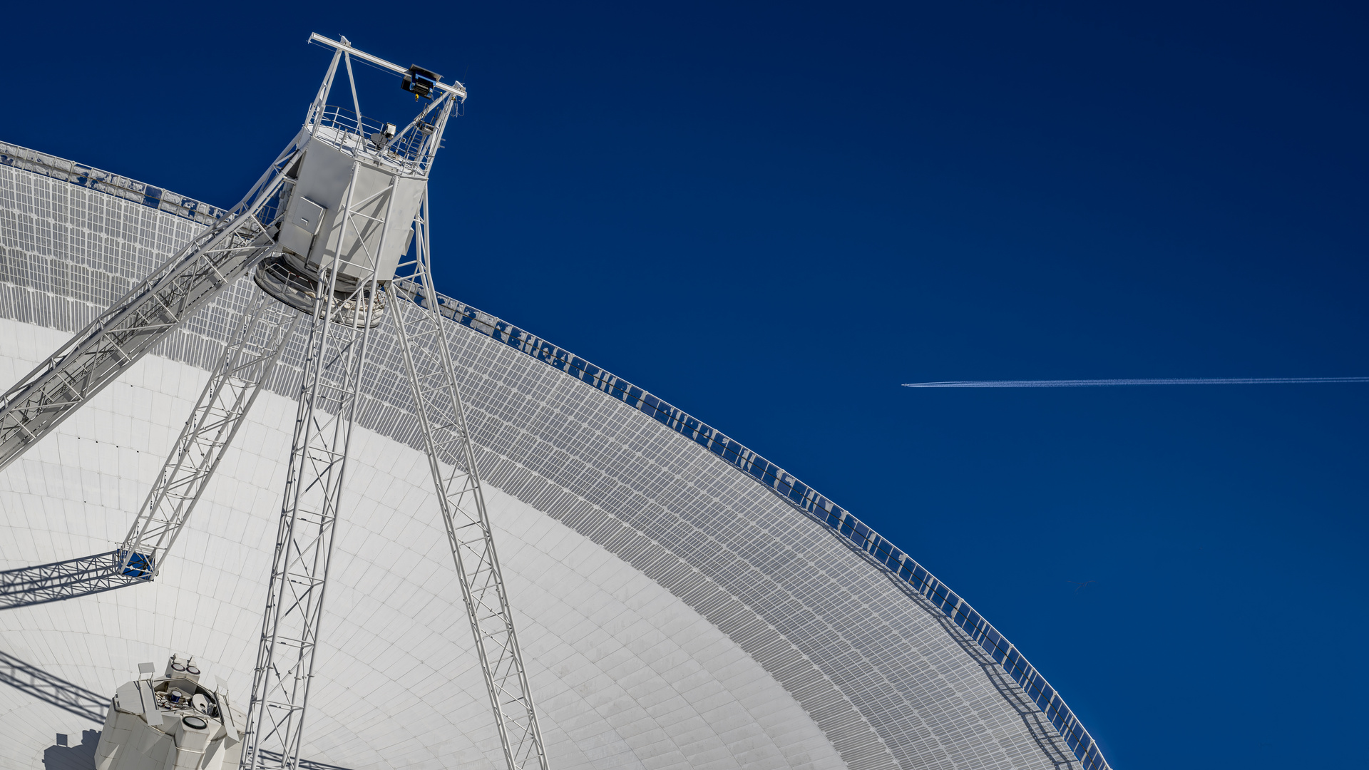 Abstrakte Technik unter sonnigen blauen Himmel.