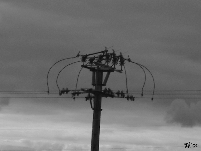 "abstrakter" Strommast in Zentral-Frankreich