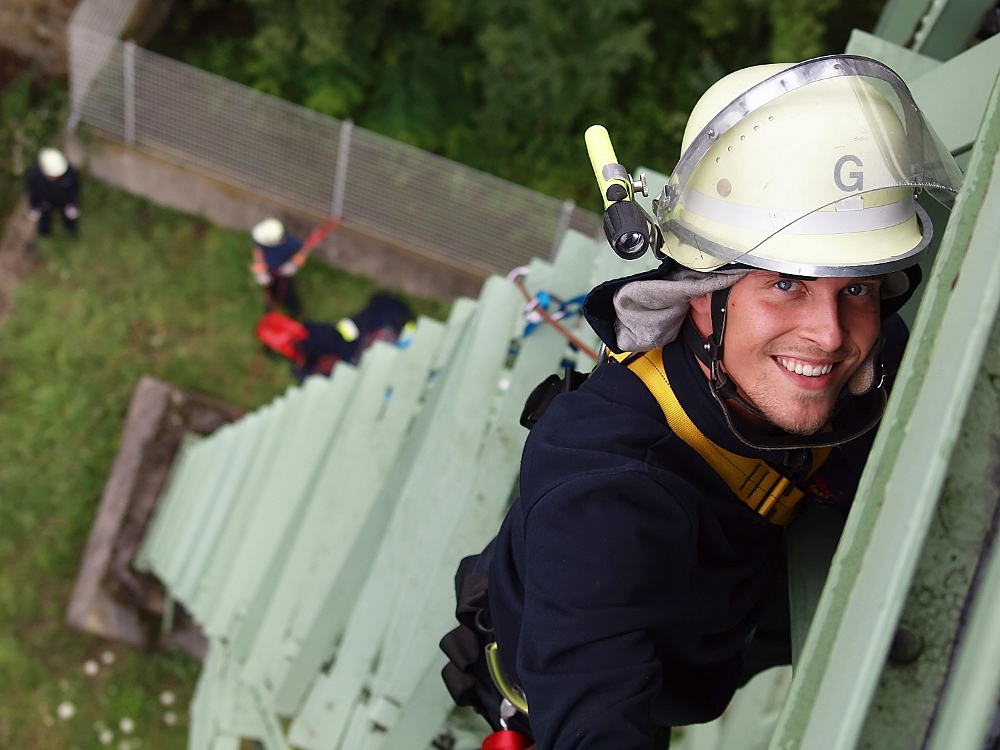 Absturzsicherungs-Übung der Feuerwehr an einem Förderturm