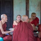 Abt mit älteren Mönchen beim Lunch