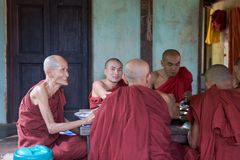 Abt mit älteren Mönchen beim Lunch