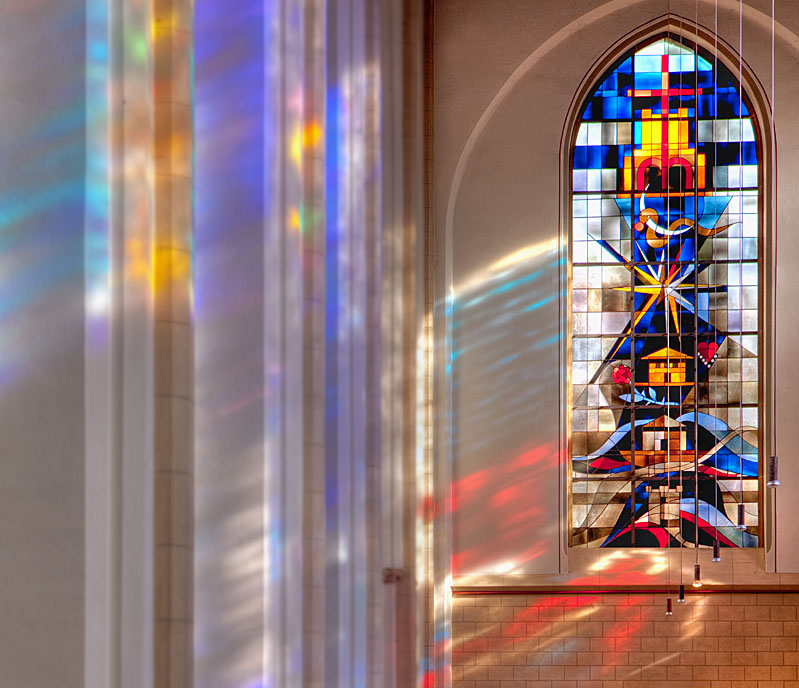 Abtei Duisburg Hamborn - Fenster und Lichtspiel im Kirchenschiff