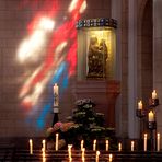 Abtei Duisburg Hamborn - Gnadenbild der Anna-Selbdritt - Lichtspiel im Kirchenschiff