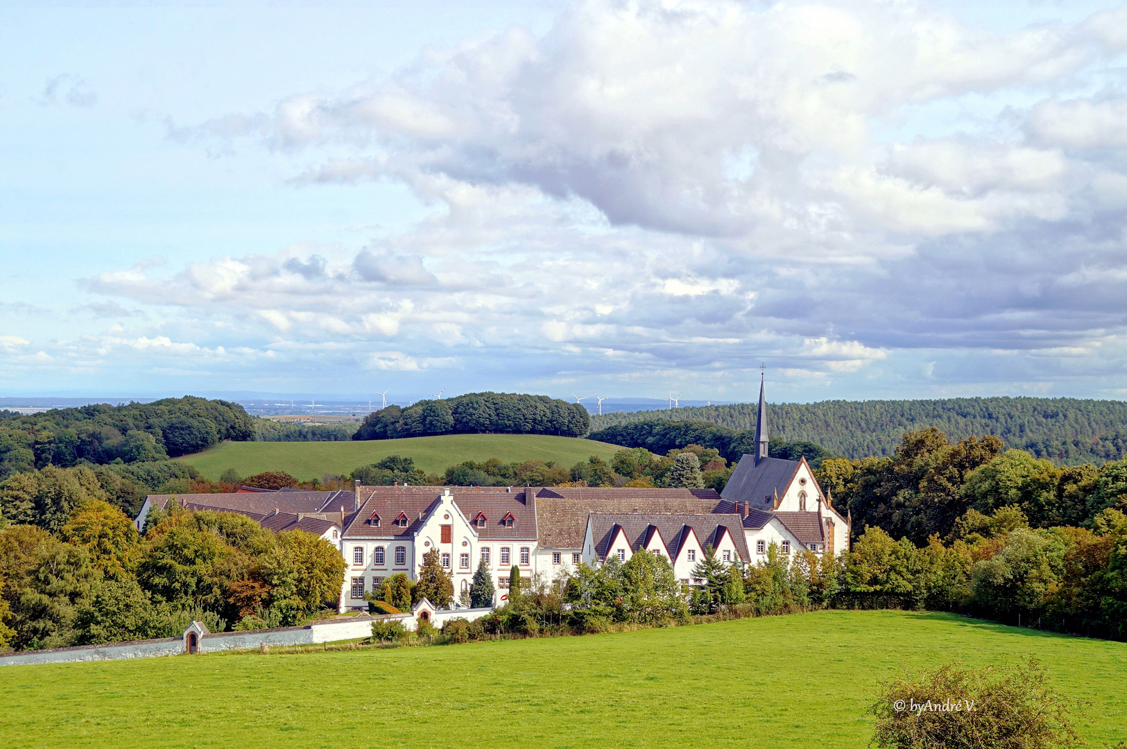 Abtei Mariawald mit Blick über die Eifel