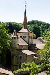 Abtei Romainmôtier mit Vierungsturm und Chor