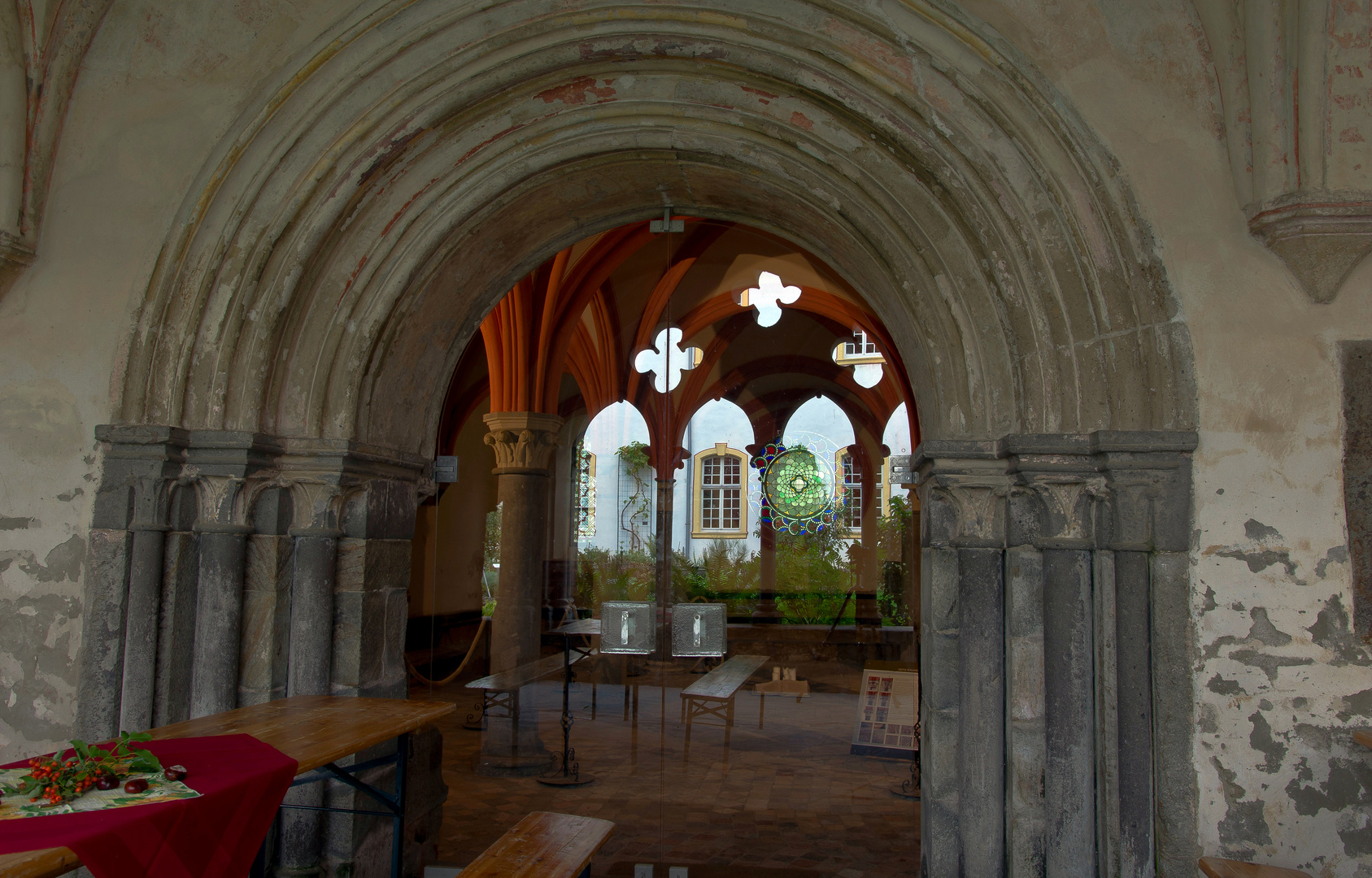 Abtei Rommersdorf  verspiegelter Blick in den Kräutergarten