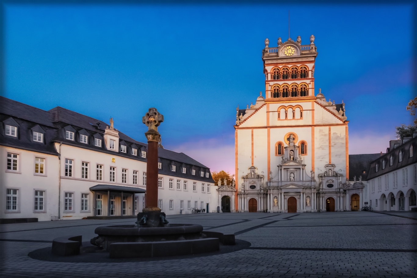 Abtei St. Matthias in Trier kurz nach dem Beginn der blauen Stunde