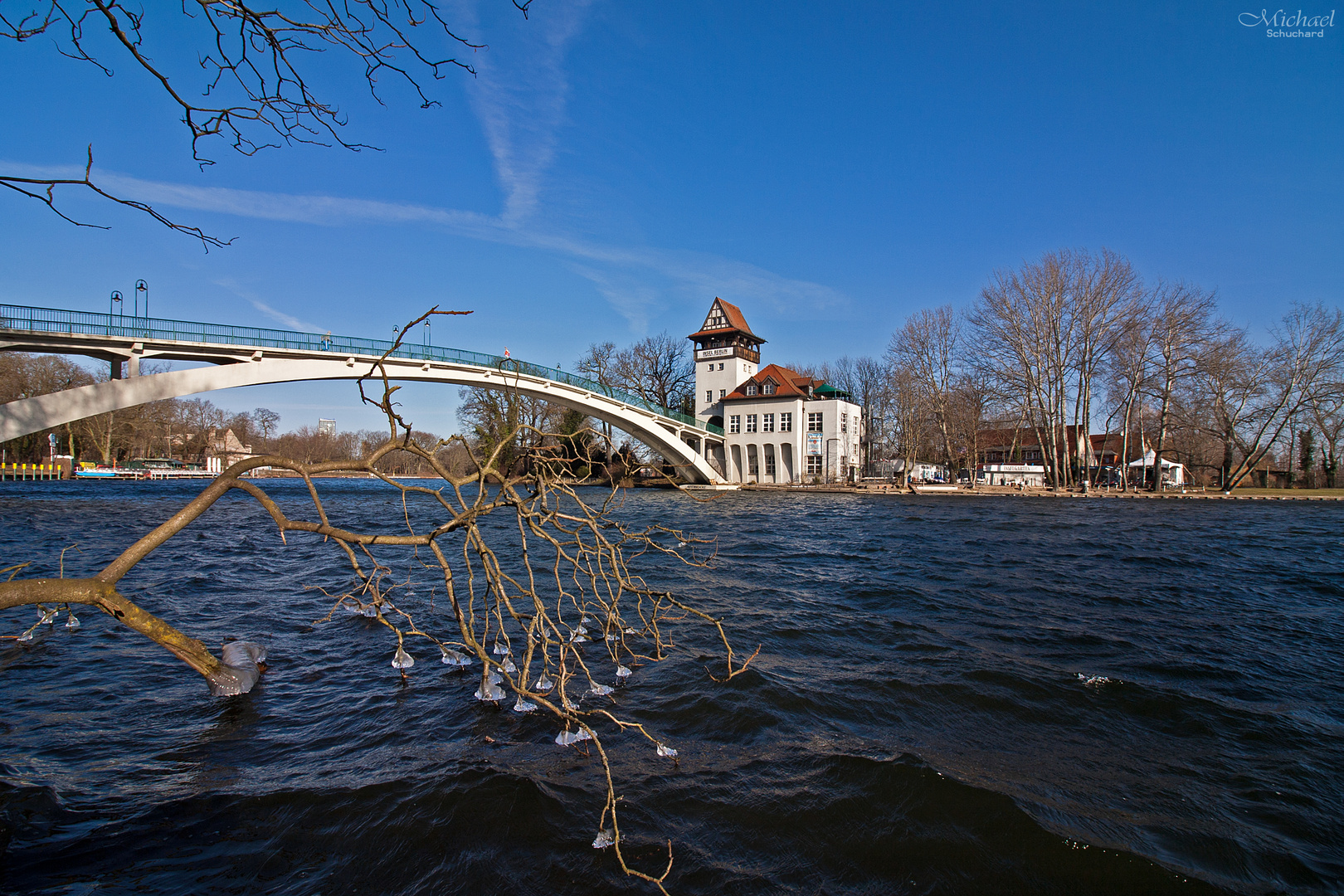 Abteibrücke und Winterreste