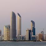 Abu Dhabi Skyline vor Sonnenuntergang