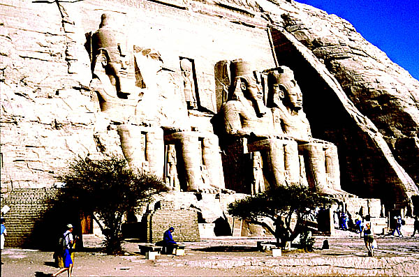 Abu Simbel mit Bäumen