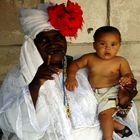 Abuela con hijo, gumming cuban purro