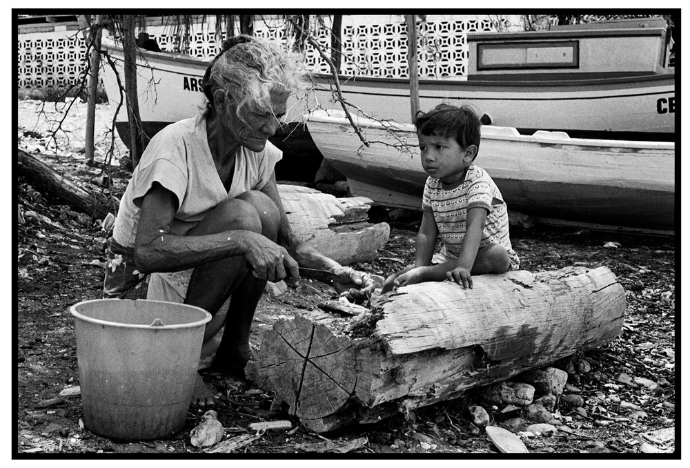 Abuela pelando el pescado, Boca del Rio Margarita Venezuela